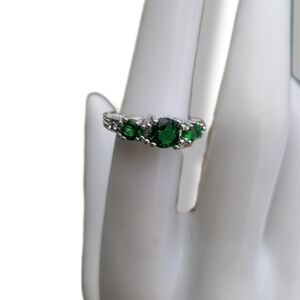 VINTAGE RHODIUM SILVERPLATE LADIES RING SET WITH EMERALD GREEN AUSTRIAN CRYSTALS